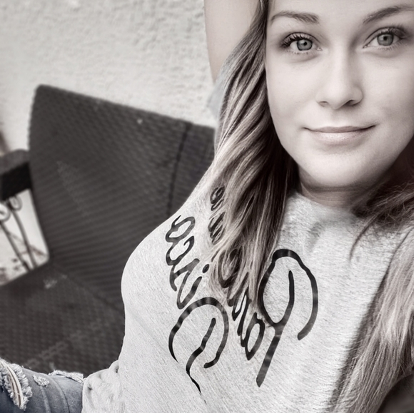 Meet your Posher, Emily - Picture 2 of 4